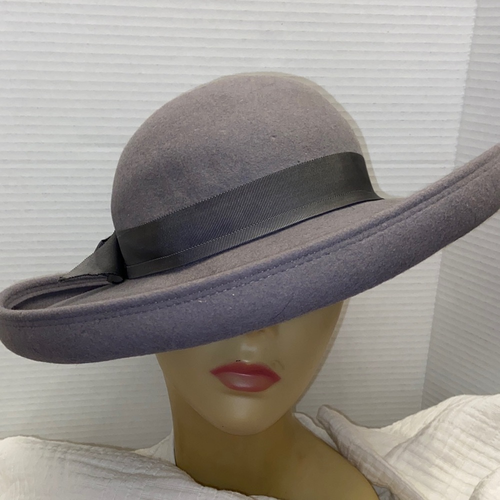 Joy Dorcey New York Doeskin Felt 100% Wool
Wide Brim Gray Hat.